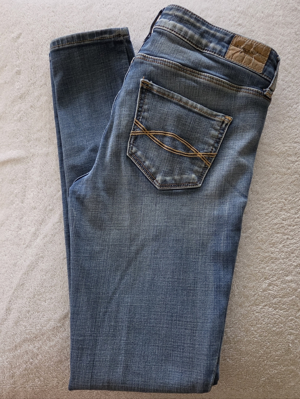 Abercrombie & Fitch Women's Slim-Straight Jeans In Light Wash Size 2s